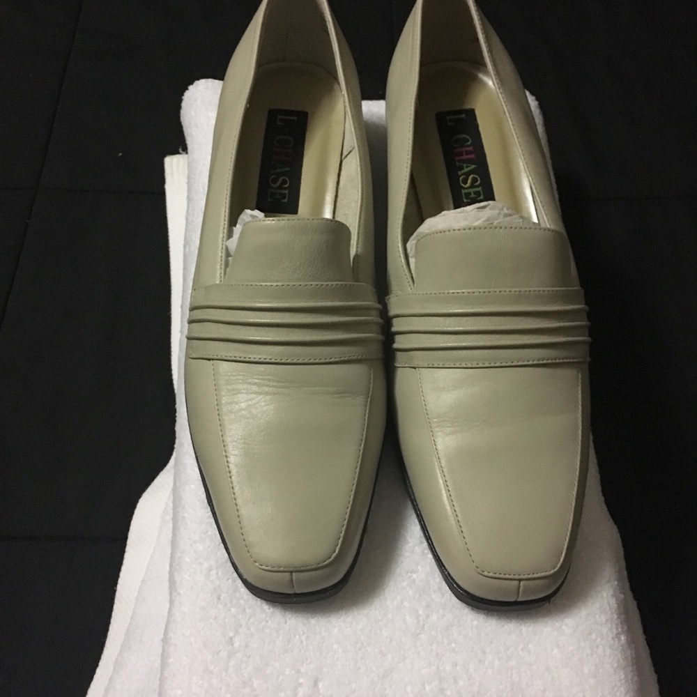 Casual shoes by L. Chase, size 9.5M, like new